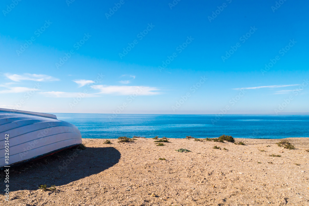 Weißes umgedrehtes Boot am Strand - Andalusien - Cabo de Gata Stock ...