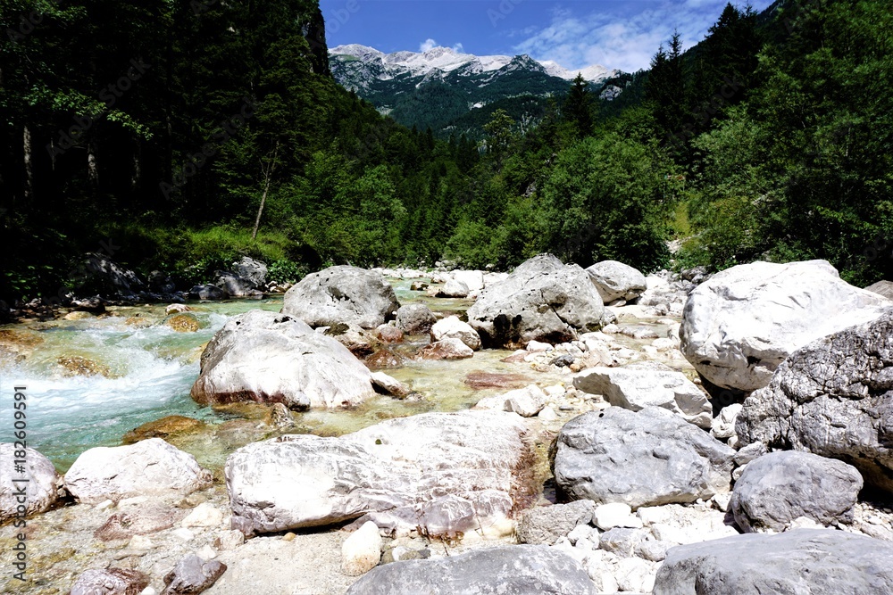 Felsen in Isonzo Fluss nahe Trenta