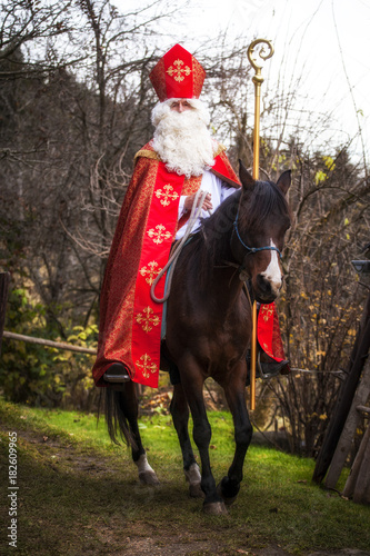 Nikolaus kommt auf einem Pferd