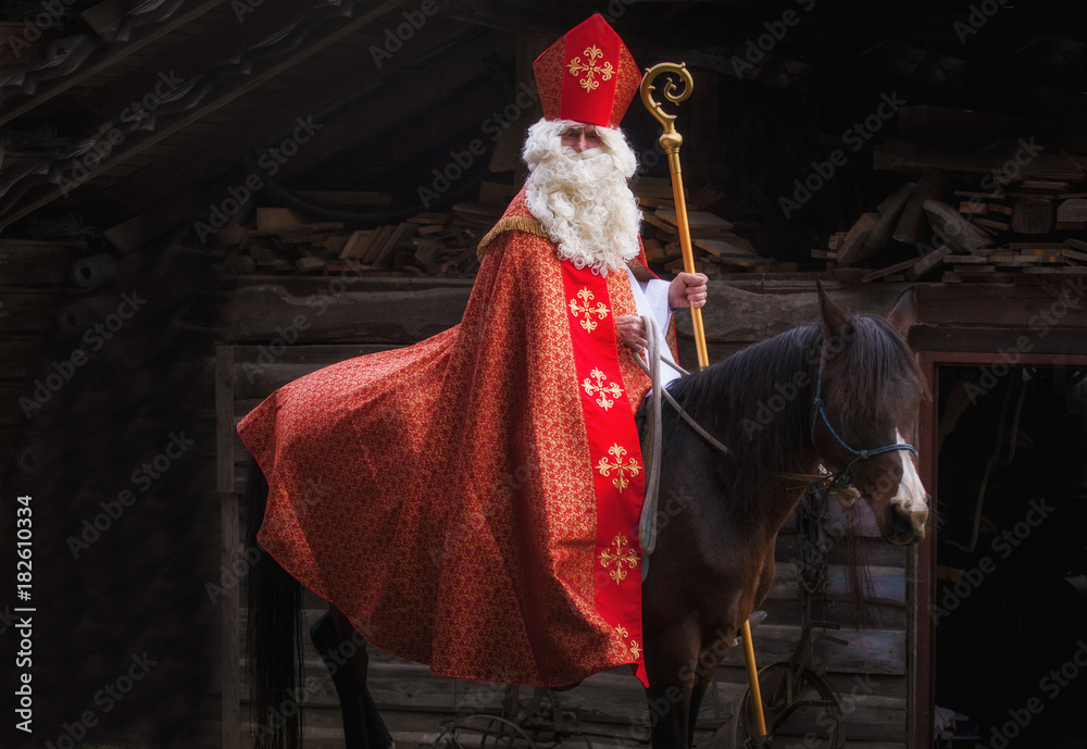 Nikolaus kommt auf einem Pferd – Stock-Foto | Adobe Stock