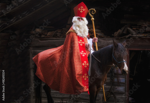 Nikolaus kommt auf einem Pferd