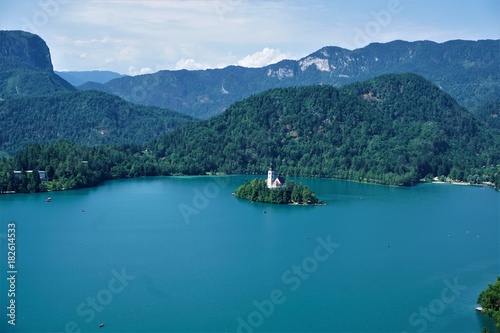 Bled - See und Insel mit Kirche vor Bergen