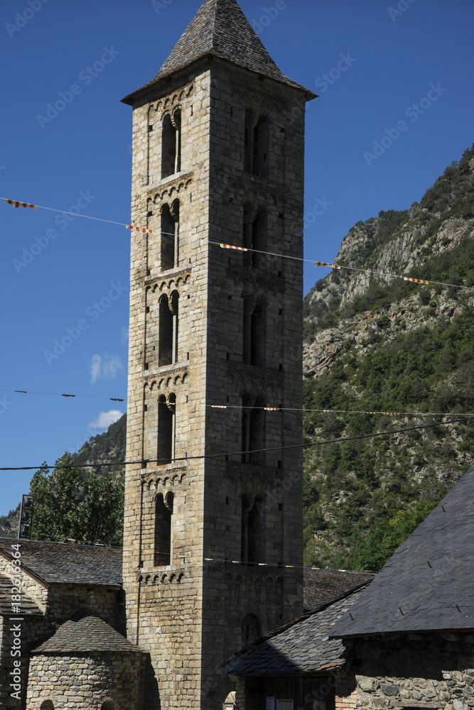 Obraz premium Romanische Kirche im Valle de Boi in den Spanischen Pyrenäen