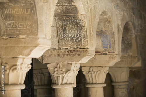 Fotografie Kreuzgang einer Romanischen Kirche im Valle de Boi in den Spanischen Pyrenäen