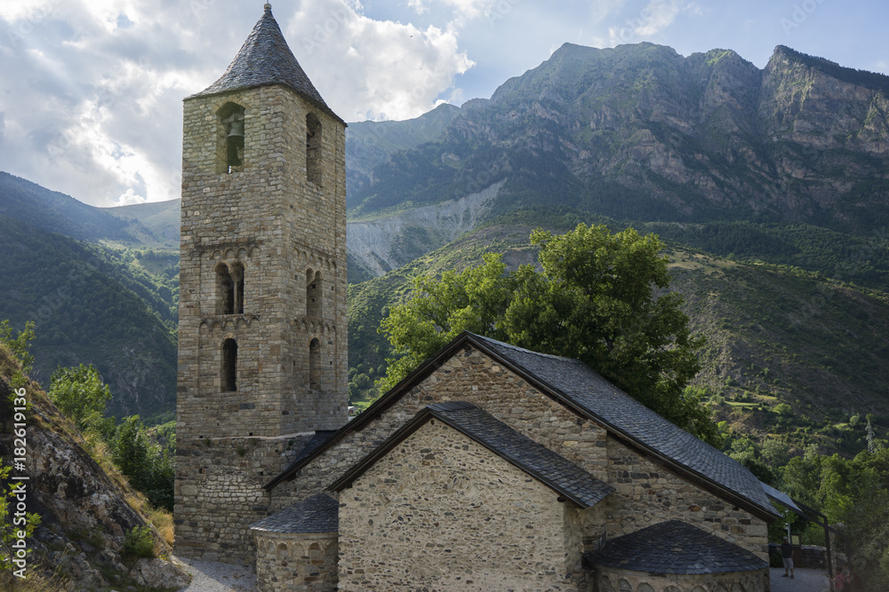 Romanische Kirche im Valle de Boi in den Spanischen Pyrenäen Romanische Kirche im Valle de Boi in den Spanischen Pyrenäen