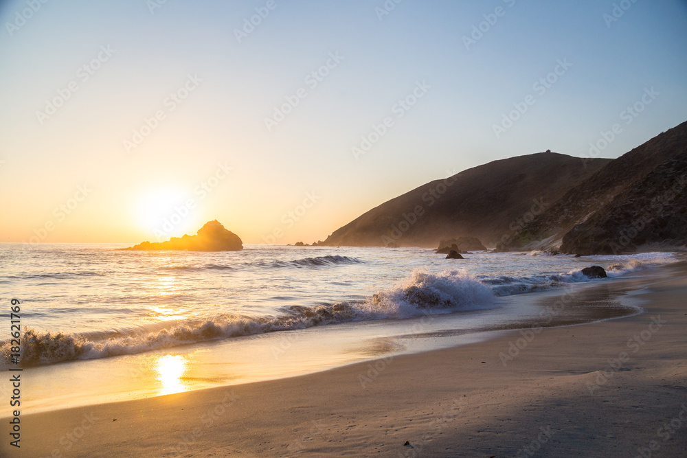 Fototapeta premium Large waves at Pfeiffer State Park, Big Sur, California at sunset