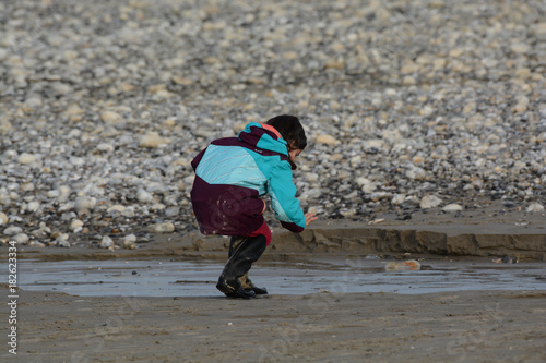 enfant jouant sur la plage