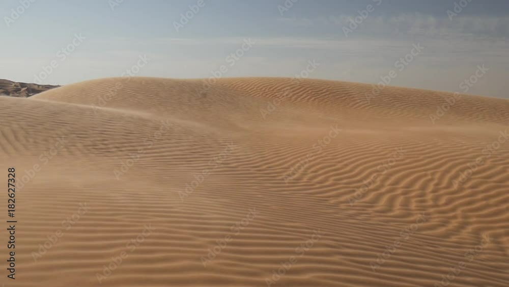 Vento sulla sabbia delle dune del deserto Sahara