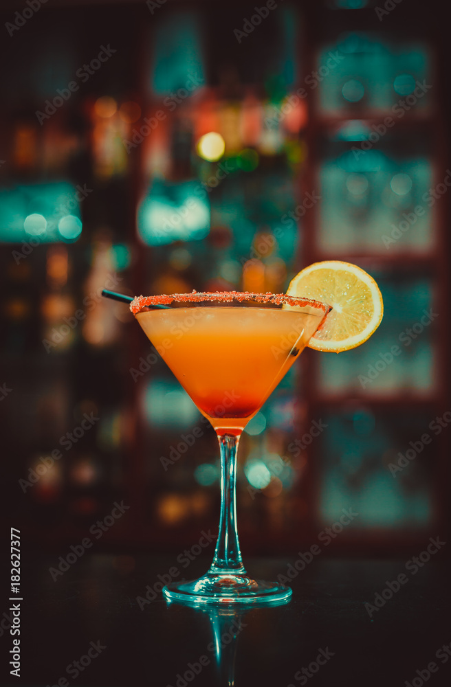 Alcohol cocktail with lemon - obrazy, fototapety, plakaty 