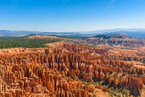 Foto Scenic view of beautiful red rock hoodoos and the Amphitheater from Sunset Point