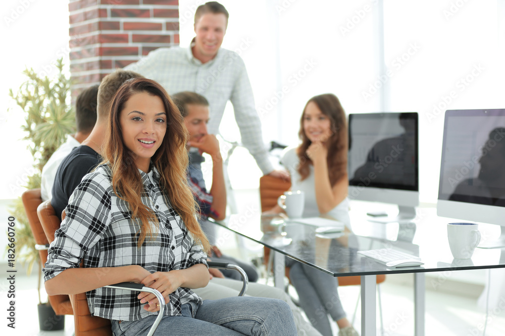 Obraz premium young business woman and her creative team