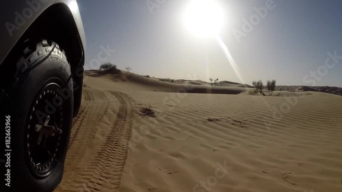 4x4 Fuoristrada sulle grandi dune di sabbia del Sahara