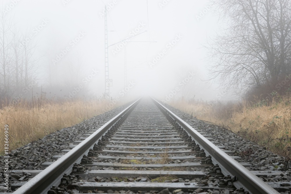 Gleise im Nebel führen Endlosigkeit