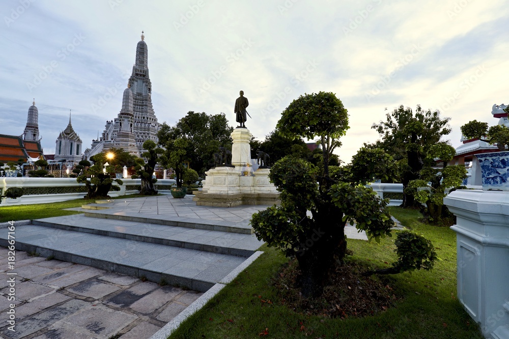 Fototapeta premium Monument at sunset