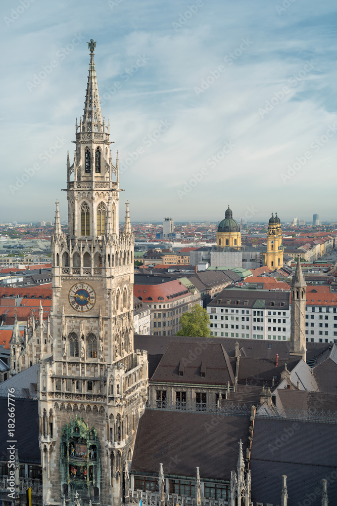 Blick auf das Rathaus und die Stadt München 