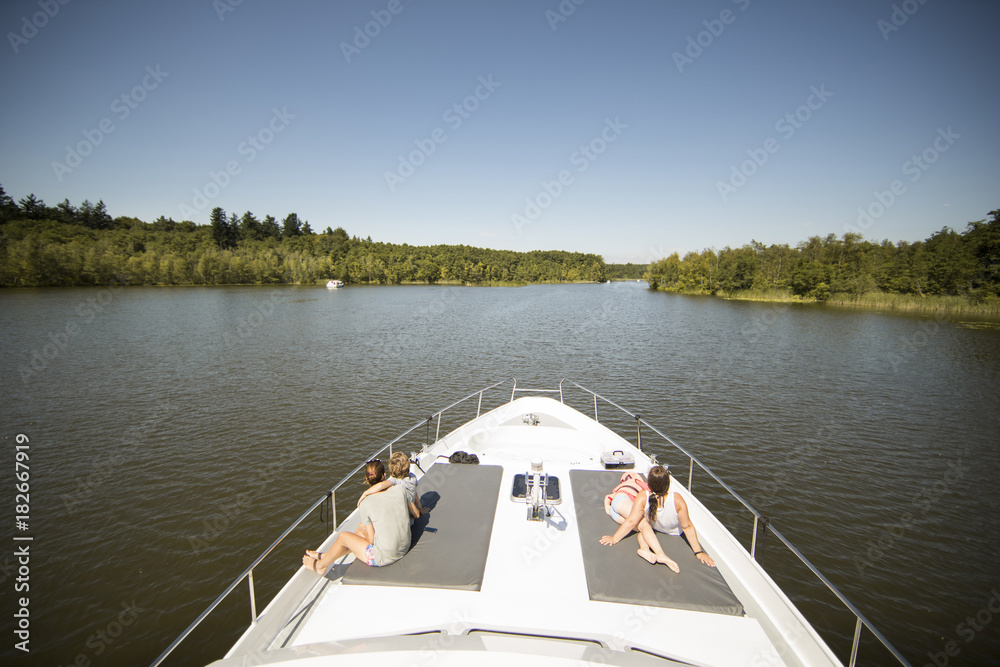 Fototapeta premium Boots Törn auf Sonnendeck mit Freunden entspannen in Mecklenburg
