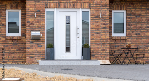 Moderne weiße Haustür eines Hauses