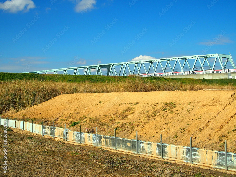 Fototapeta premium 宅地造成地と鉄橋