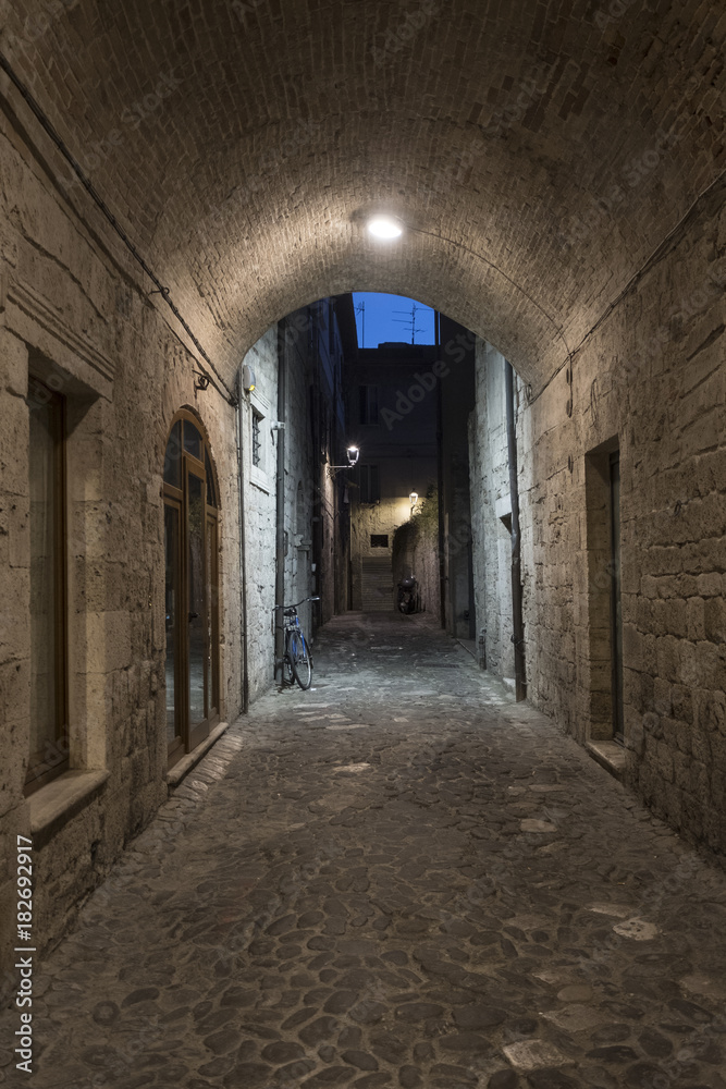 Ascoli Piceno (Marches, Italy), alley by night