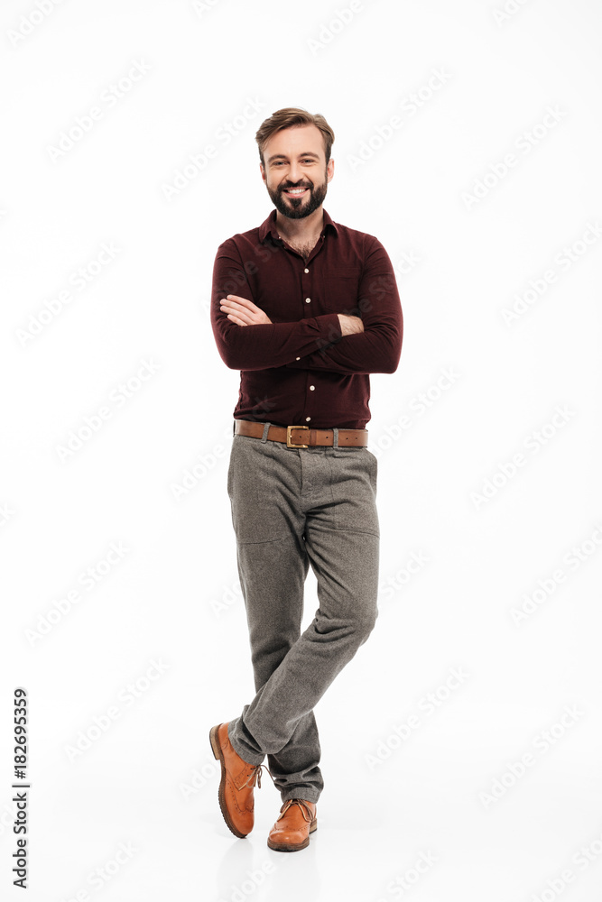 Naklejka premium Full length portrait of a relaxed smiling man