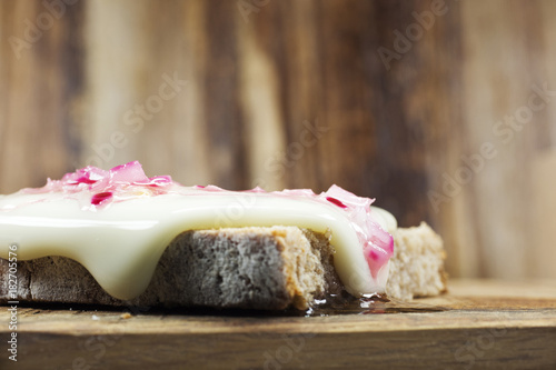 Kochkäse mit Musik auf Brotscheibe