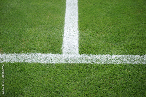 Seitenlinie Fußballfeld  / Die grüne Rasenfläche eines Fußballfeldes mit der Seitenlinie und der Mittellinie.