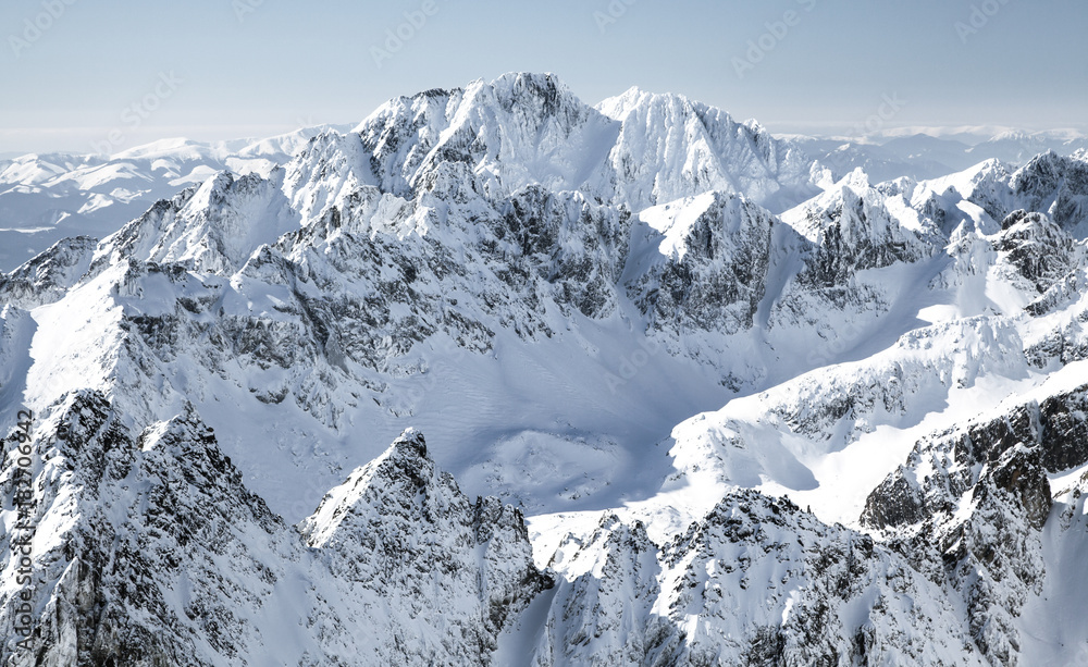 Obraz premium Piękne zaśnieżone wzgórza w Tatrach Wysokich na Słowacji