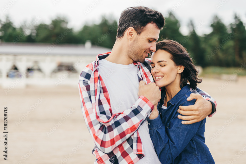 Obraz premium Young people in love outdoor