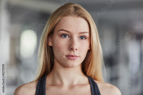 Blonder Teenager in Sportkleidung photo