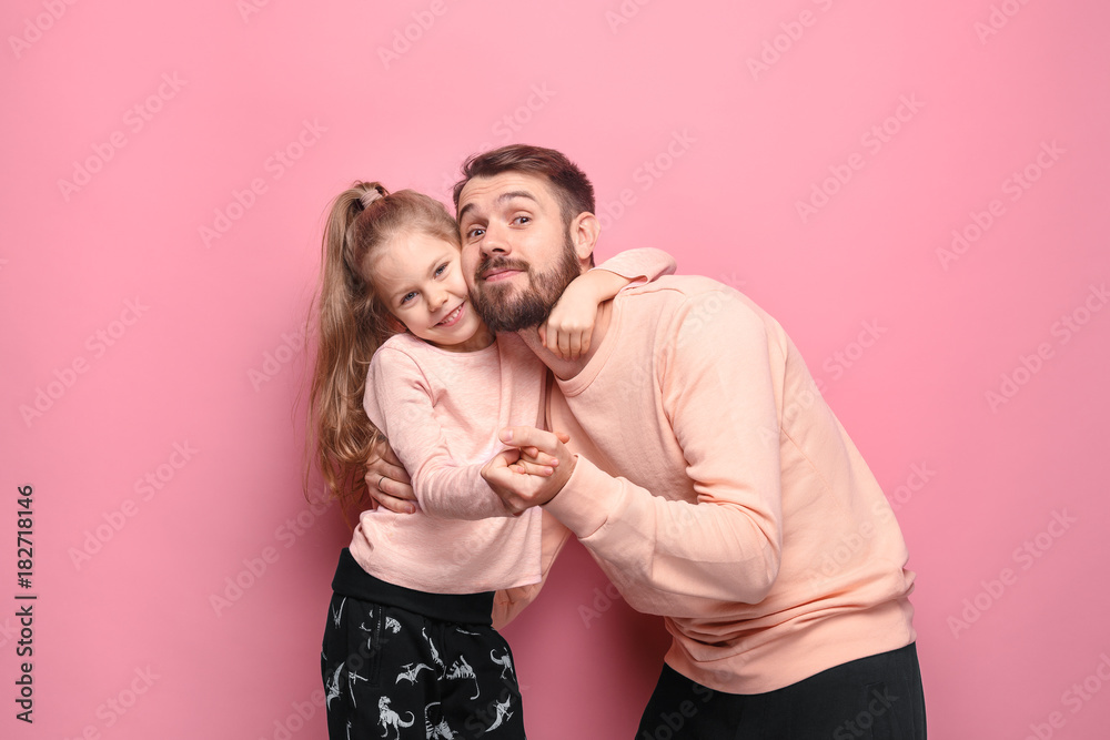 Young father with his baby daughter - obrazy, fototapety, plakaty 