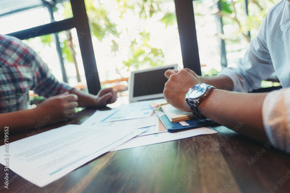 Handsome architects and contractors are deciding on the choice of interior design materials and contracting contractors. Handsome architects and contractors are deciding on the choice of interior design materials and contracting contractors.