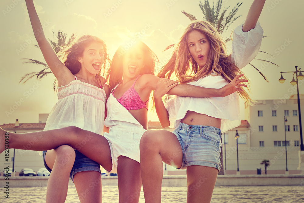 Φωτογραφία Best friends teen girls fun in a beach sunset