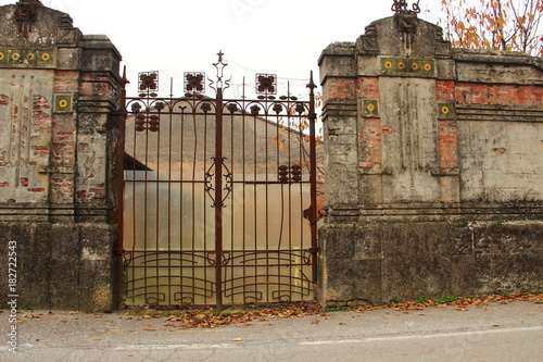 Muro di recinzione decorato nella campagna cremonese photo