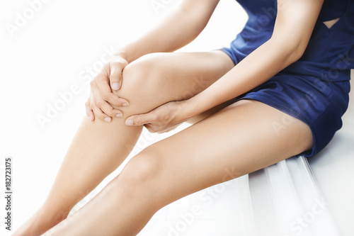 woman runner suffering from knee pain sit on the floor