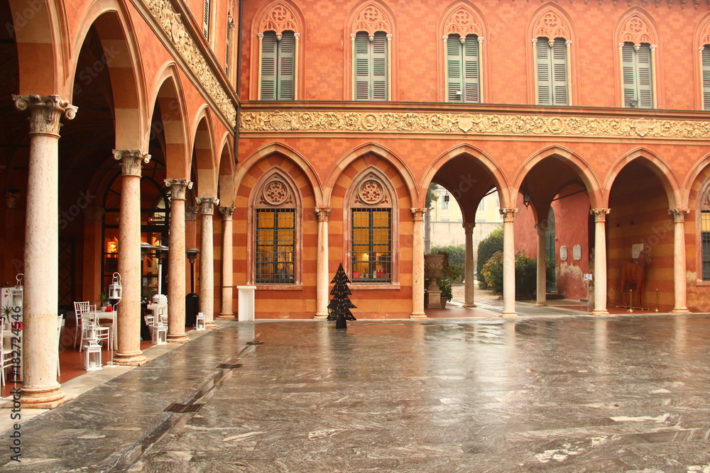 Portico di Palazzo Trecchi a Cremona