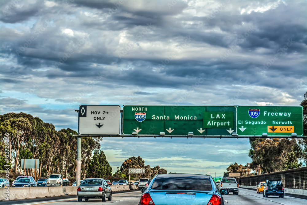 Obraz premium Znaki zjazdu na autostradzie 405 w Los Angeles