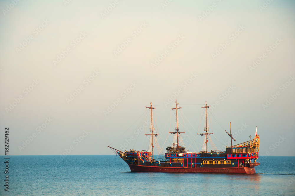 Obraz premium Ship on the sea