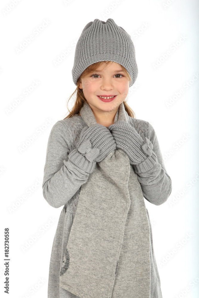 Kleines Mädchen in Winterkleidung lacht Kleines Mädchen in Winterkleidung lacht