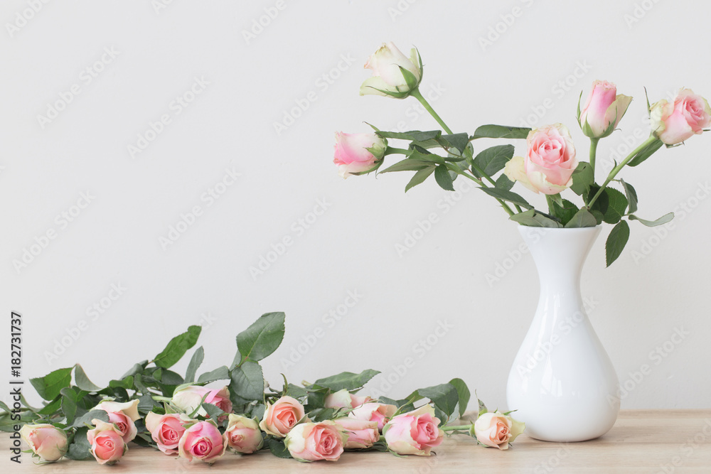 Fototapeta premium pink roses in vase on white background