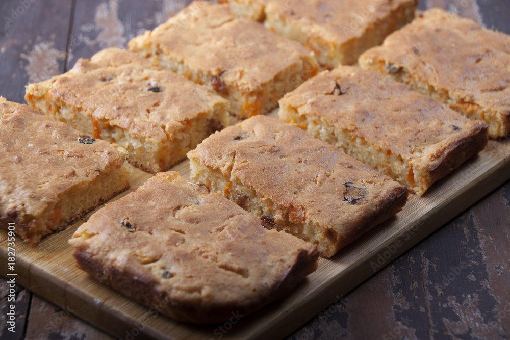 Pie of semolina with carrots and raisins