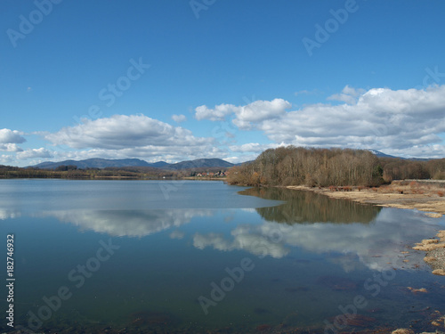 lac de Michelbach en Alsace avec vue sur les vosges