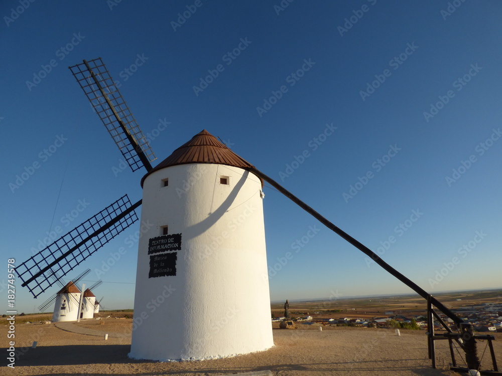 Molinos de viento en Mota del Cuervo, pueblo de Don Quijote en Cuenca (Castilla La Mancha, España) 