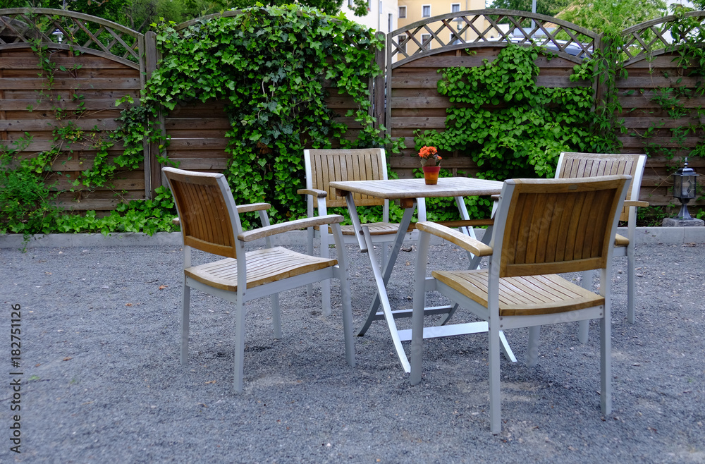 Gartenmöbel mit Tisch und vier Stühlen