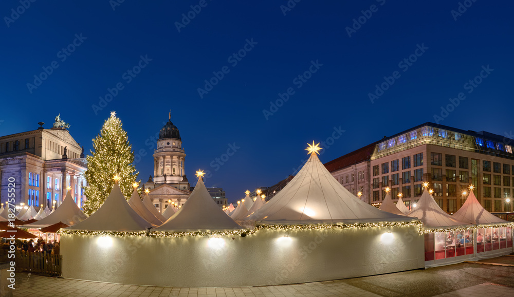 Fototapeta premium Iluminated Christmas market Gandarmenmarkt in Berlin