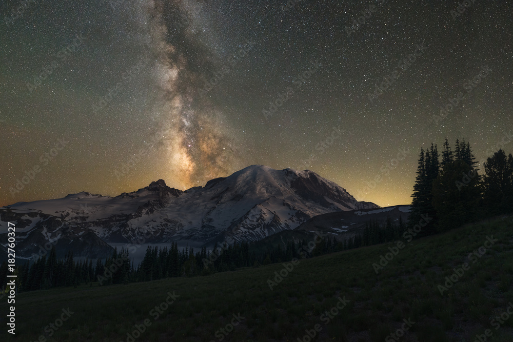 Mount Rainier under the Milky Way Galaxy  - obrazy, fototapety, plakaty 