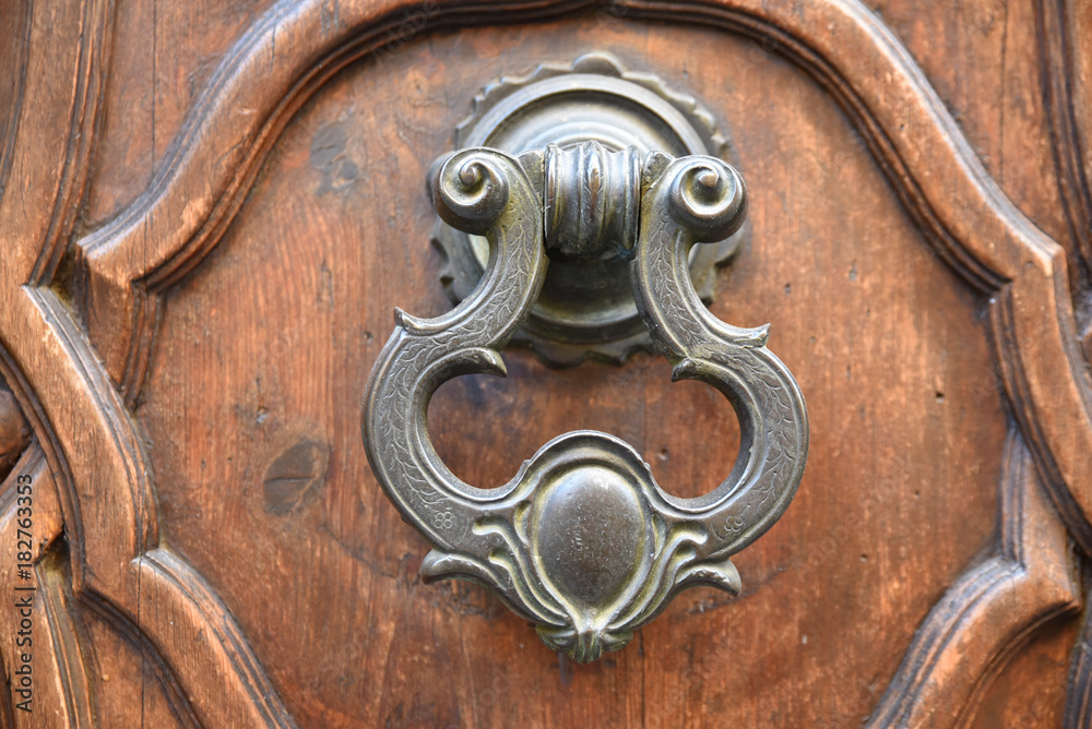 Poignée de porte en fer forgé sur porte moulurée Poignée de porte en fer forgé sur porte moulurée