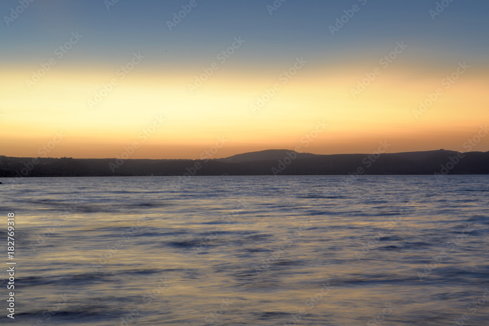 lago al tramonto