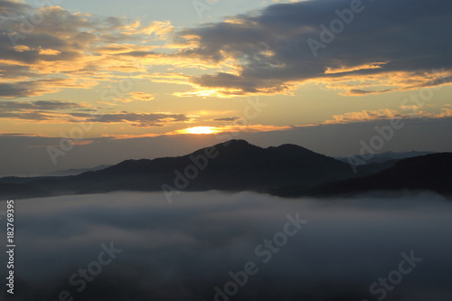 栃木県茂木町の鎌倉山から望む雲海 ( Cloudscape at Mount Kamakura in late autumn, Motegi town, Tochigi prefecture, Japan )