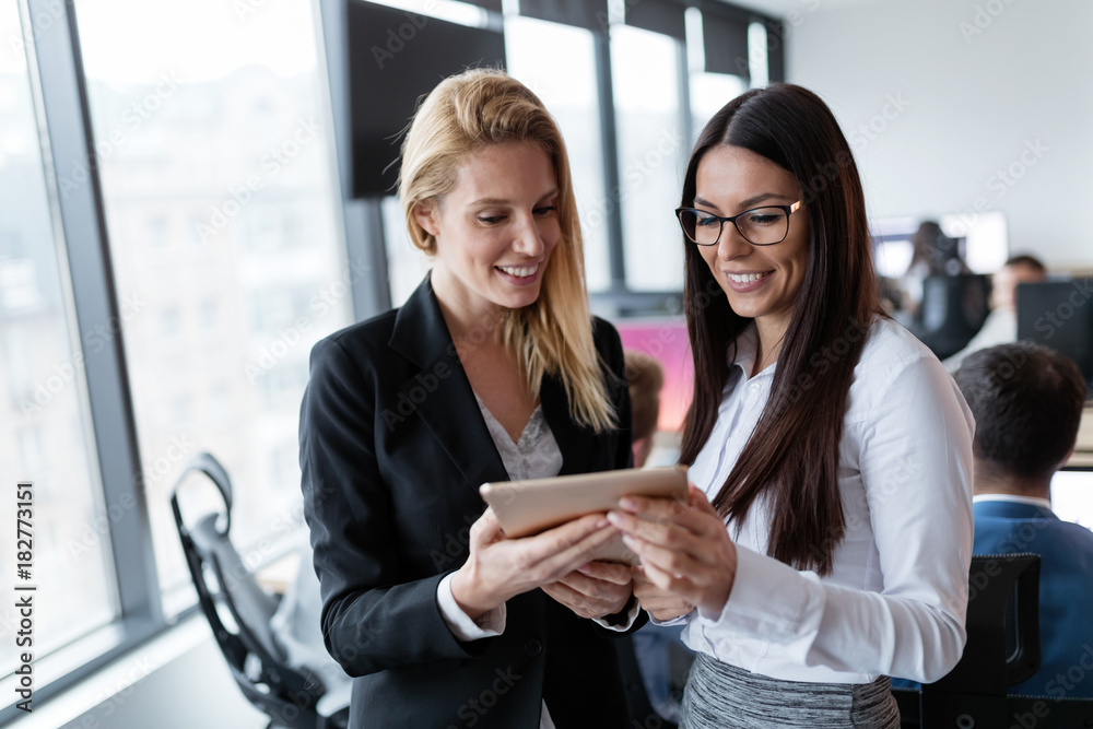 Obraz premium Businesspeople using digital tablet in office together