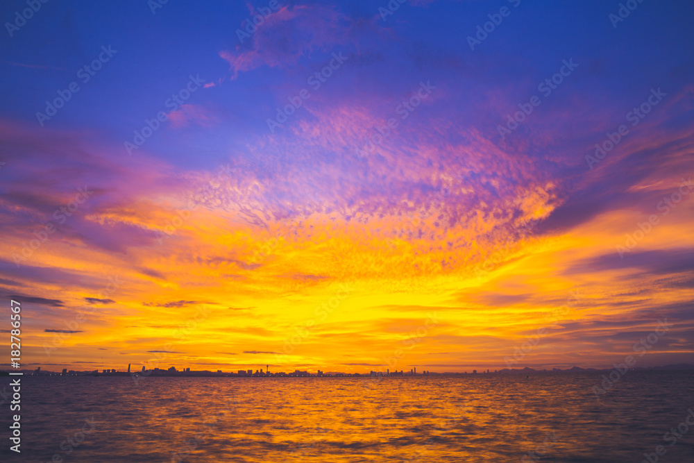 Beautiful sky and sea at sunset. Koh Larn, Pattaya Thailand